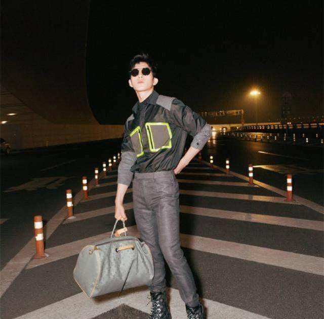 井柏然的街拍来了,这双鞋挺特别,估计能增高好几厘米!_男生_鞋子_身高