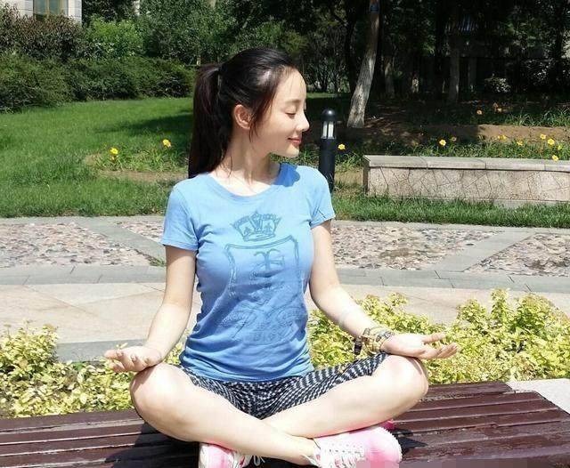 李小璐罕见生活照曝光,有四分之一俄罗斯血统的她素颜也漂亮_贾乃亮
