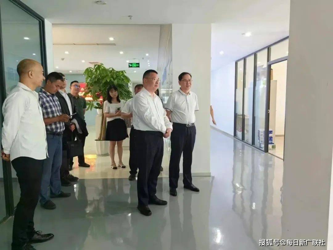 中共马尔康市委书记李清勇,市委常委兼市委办公室主任王刚,市政府副