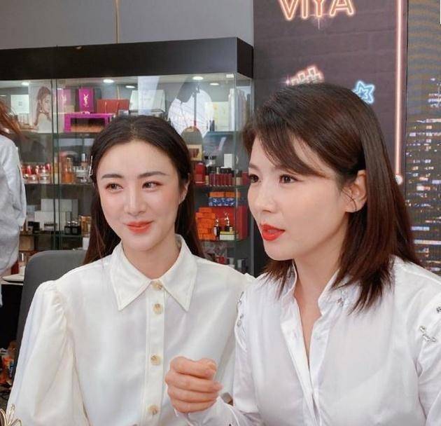 刘涛做客薇娅直播间,网红与明星的对比,区别一目了然_衬衫_感觉_气质