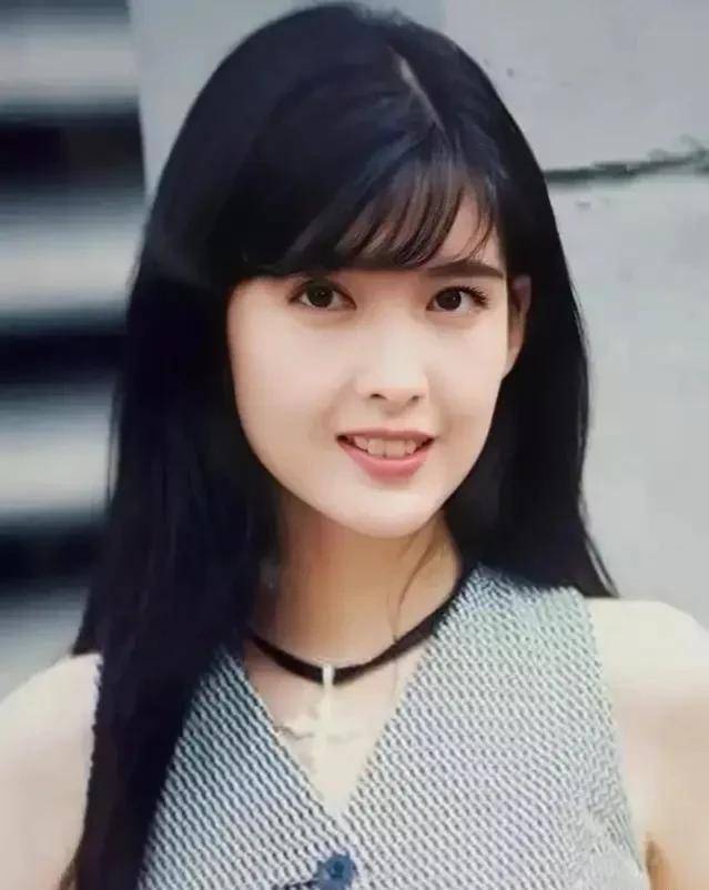 周慧敏因美貌得过"美唇奖",婚后隐退,说婚姻就是一张纸_倪震_先生