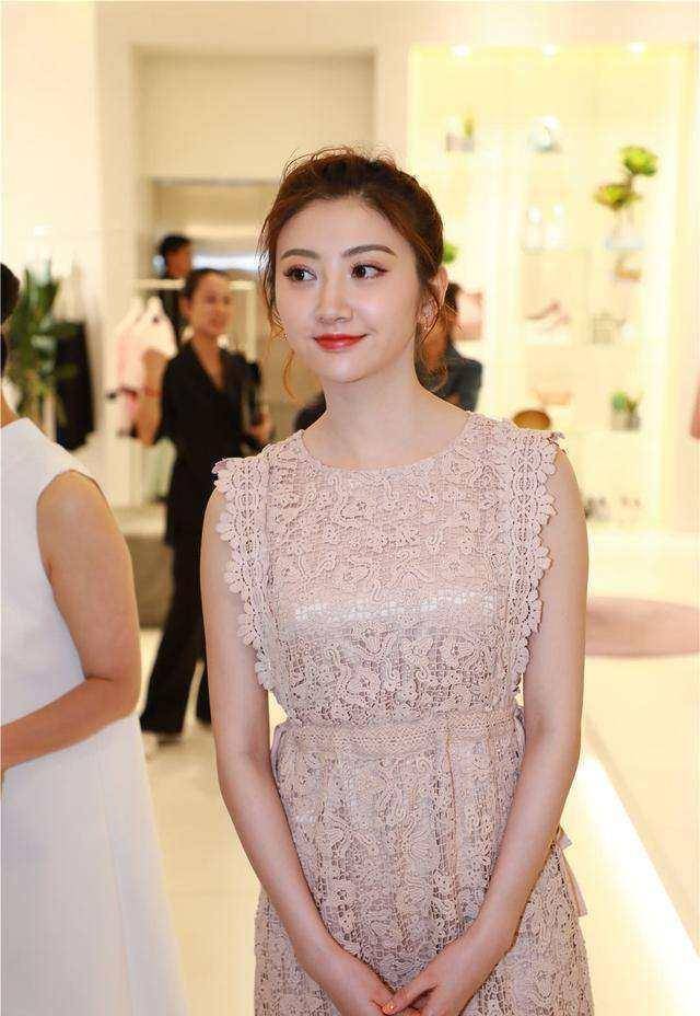 景甜现身更圆了网友:张继科把媳妇养的白白胖胖的,放心了_体重_穿着