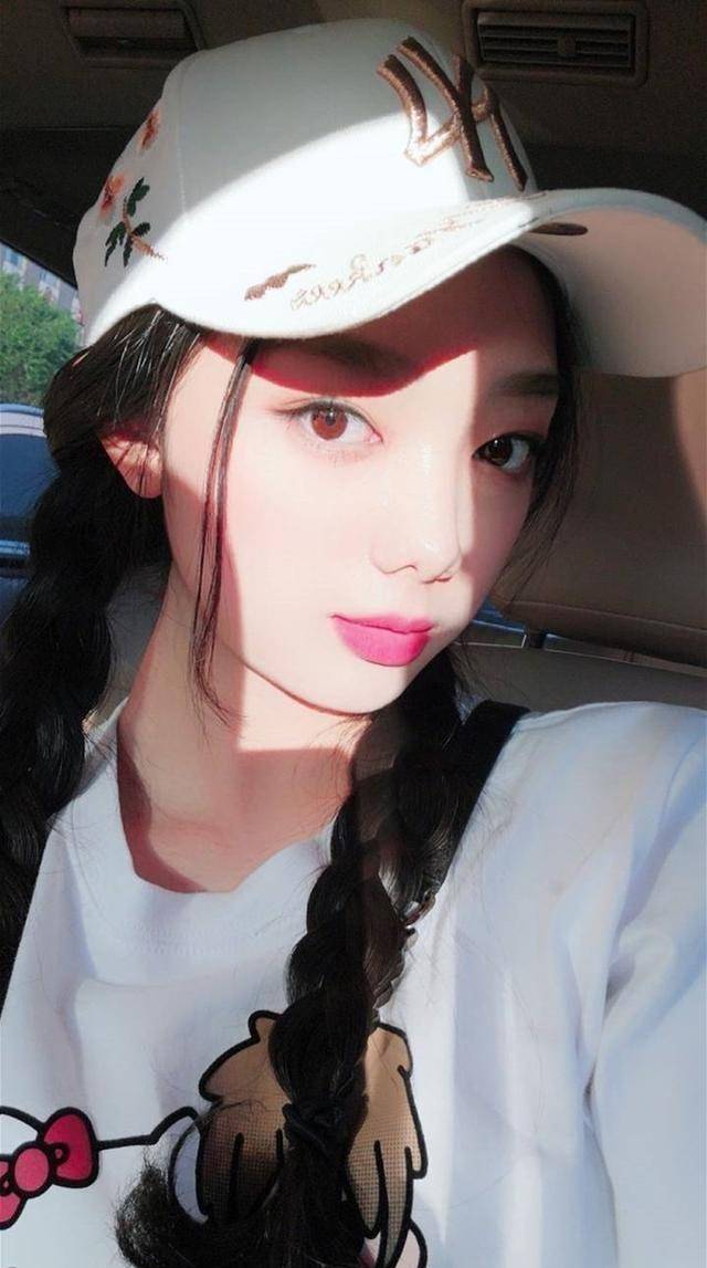 李紫婷编辑紫宁合照改为单人自拍?劲爆身材满足了颜狗的想象!