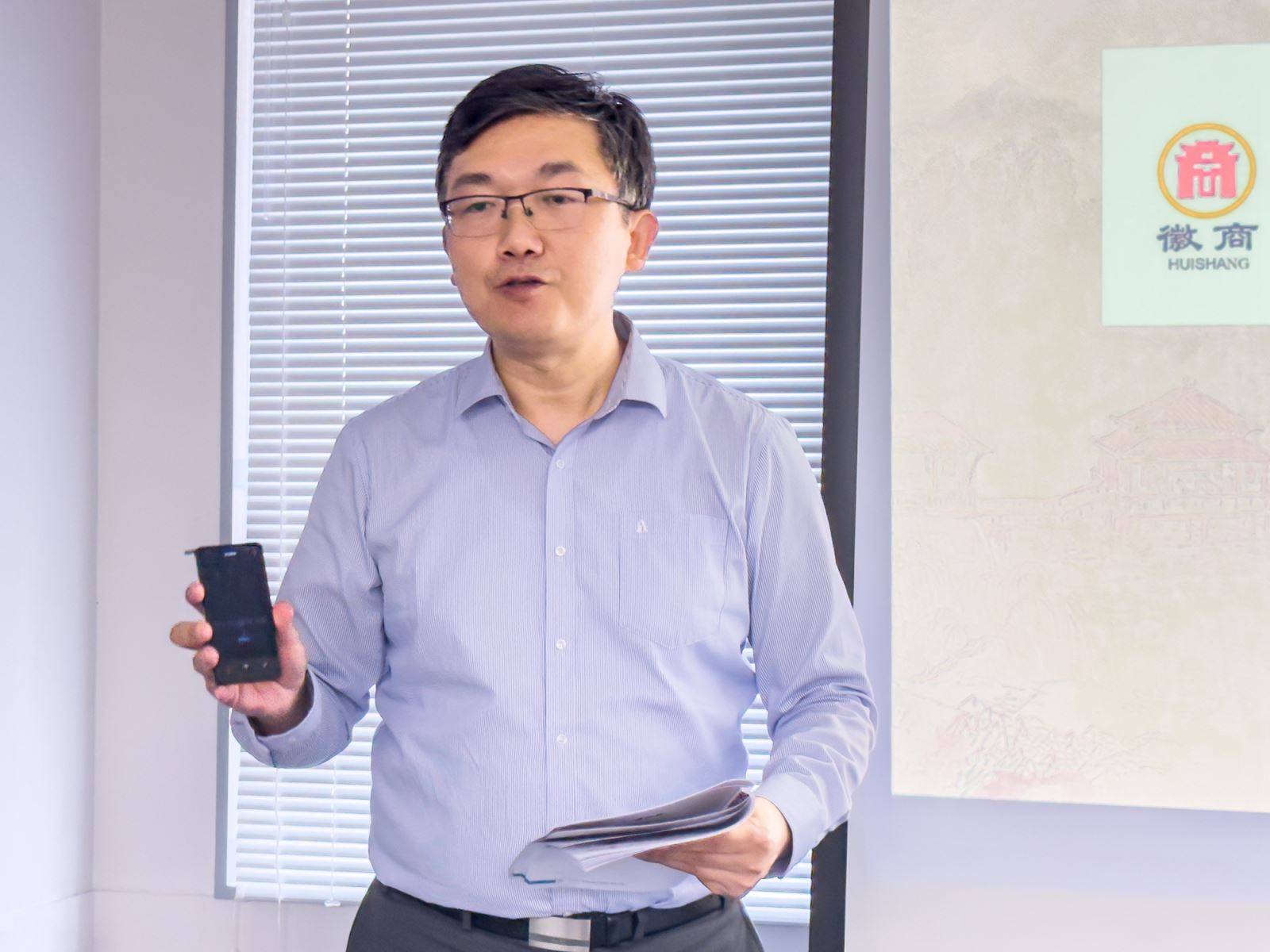 科大讯飞股份有限公司副总裁方明,为与会者介绍了讯飞翻译机和智能