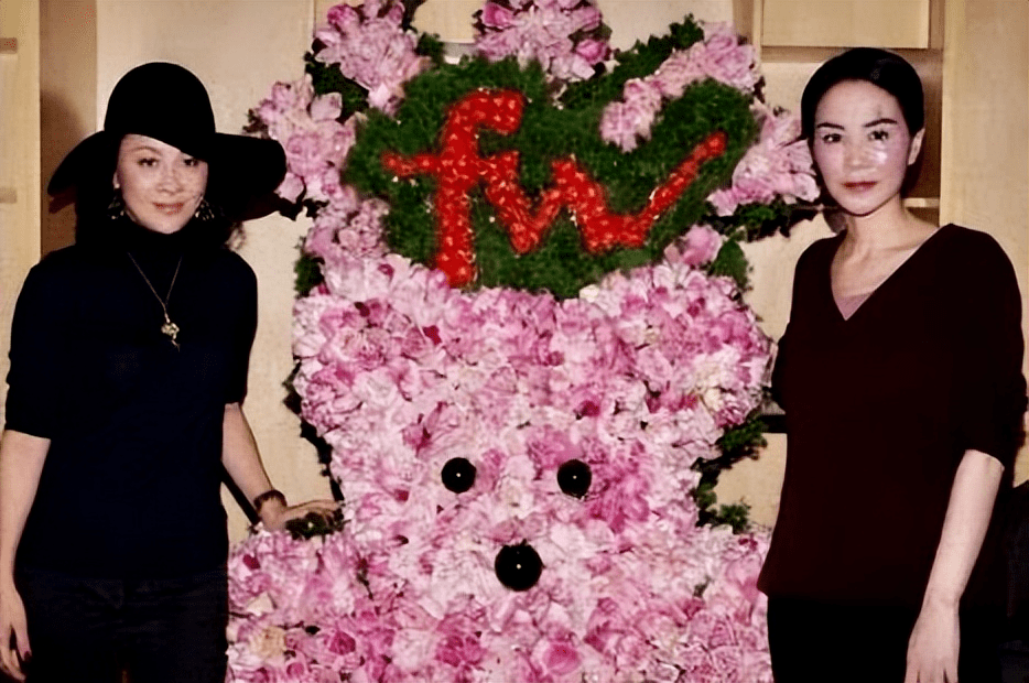 王菲约刘嘉玲在家喝酒!保养很好但衰老也真实,素颜都认不出了!