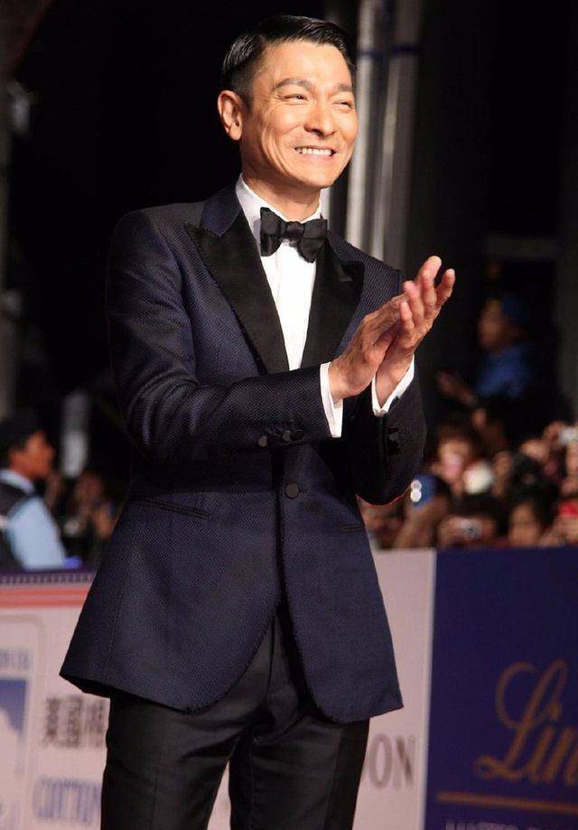 刘德华的超帅西装照,人家这样的效果才能叫穿西服