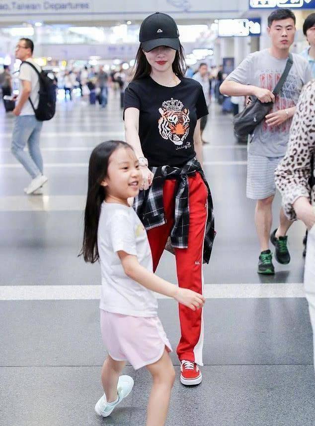 李小璐女儿甜馨近照颜值下降,昔日可爱的小甜馨越长越"土"了!