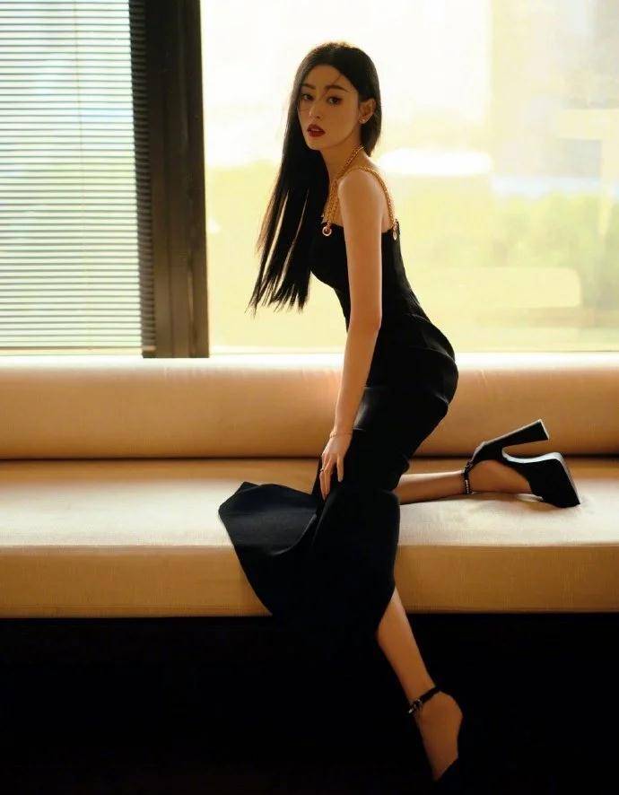 张天爱只有当她穿上紧身吊带时候,她才知道什么是真正的感性之美_时尚