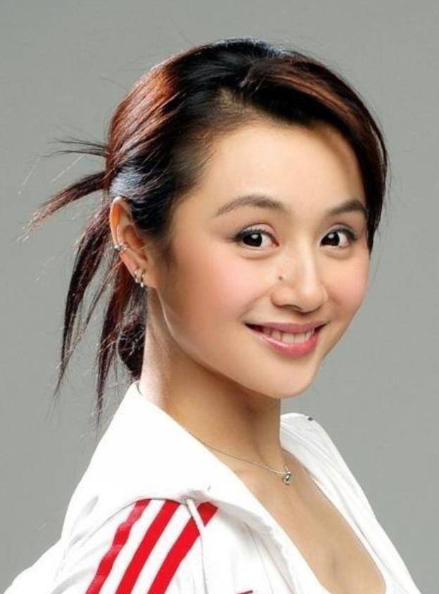 主持人曹颖为老公庆生,评论区批评不合适,本尊回应:没法选择_沈梦辰