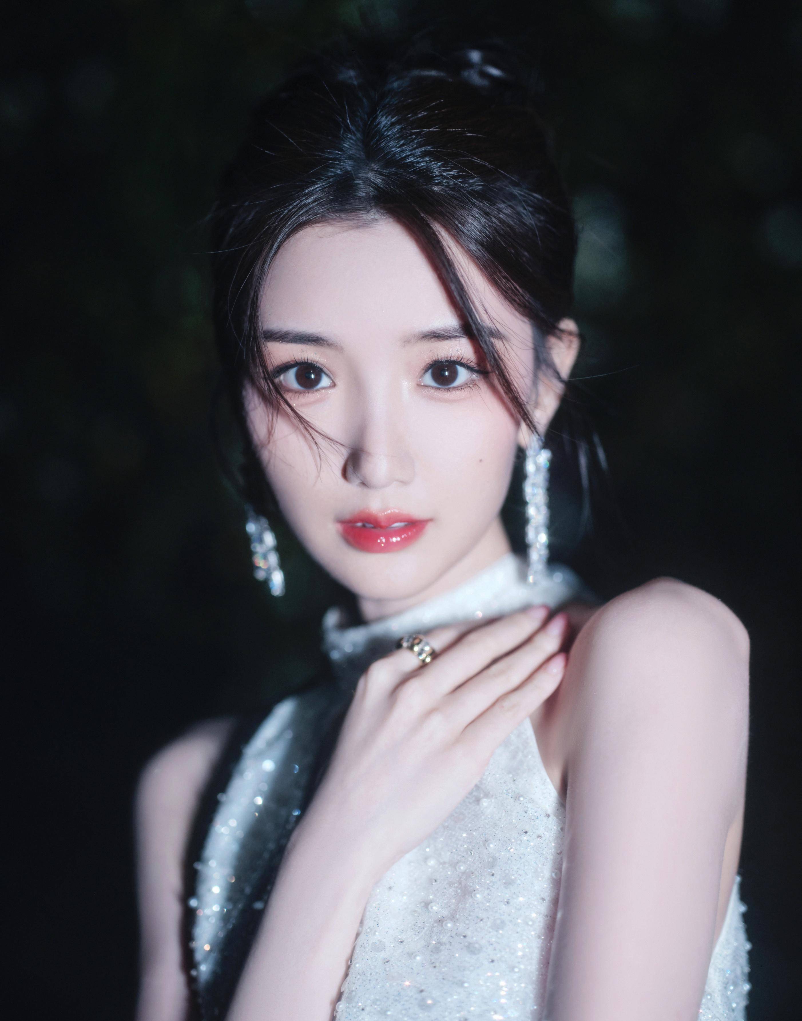 毛晓彤的羽毛裙呈