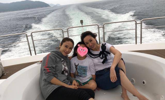 黎姿一家五口罕见同框!