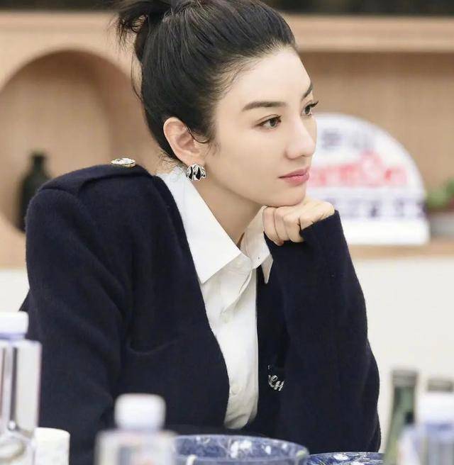 打头的是以"雪姨"角色出名的王琳,紧随其后的还有白冰,王子文,黄奕