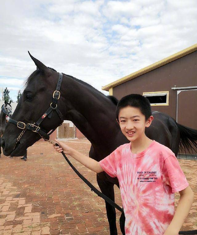 于云霆原名于思洋,于云霆是艺名,郭德纲是师傅也是干爹,于云霆也是