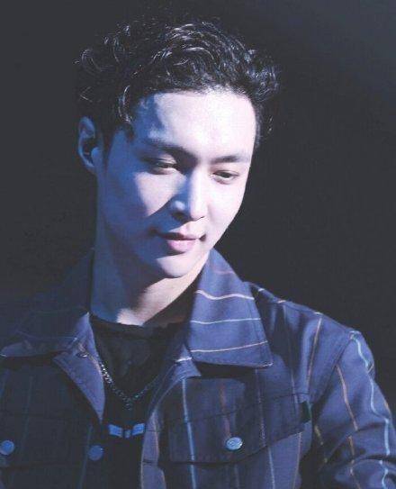 张艺兴在室外抽烟,不影响他人也有错?_明星_成年人_行为