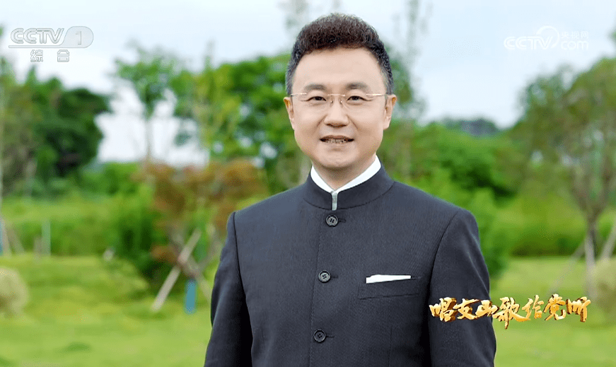 值得一提的是2023年6月30号晚播出的《新闻联播》就是刚强主持的