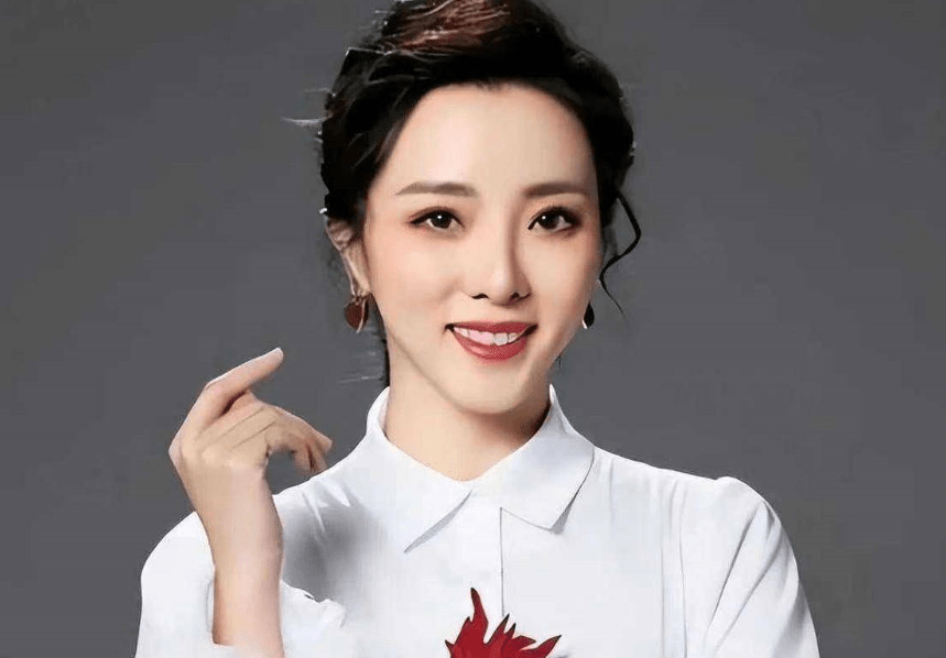 央视主持李思思参加儿子毕业礼,肤白貌美皮肤紧致,与儿子似姐弟_节目