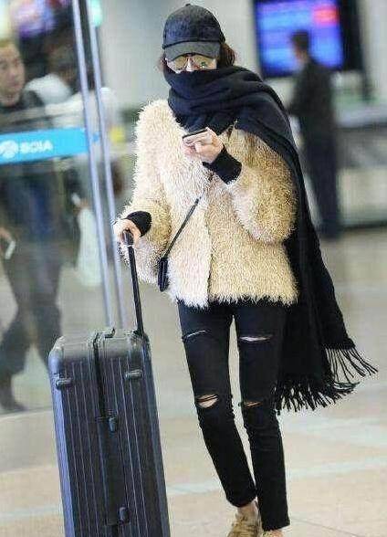 是冷还是热?迪丽热巴现身机场上身密不透风,下身漏洞百出!