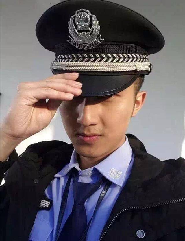 你们说现在的男艺人太阴柔,那这位肌肉帅哥怎么样?_作品_王贤_一身