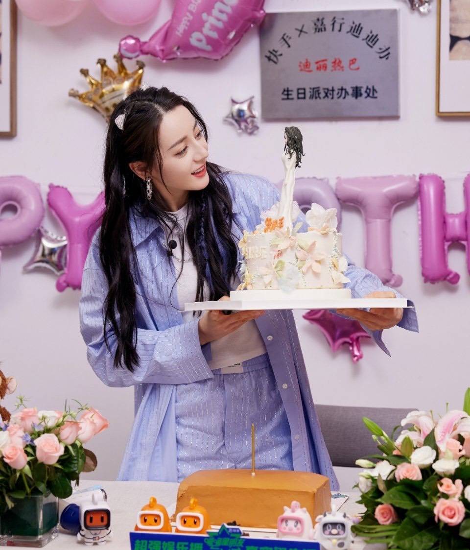 迪丽热巴29岁生日略显冷清,送祝福明星寥寥无几,获粉丝无人机应援