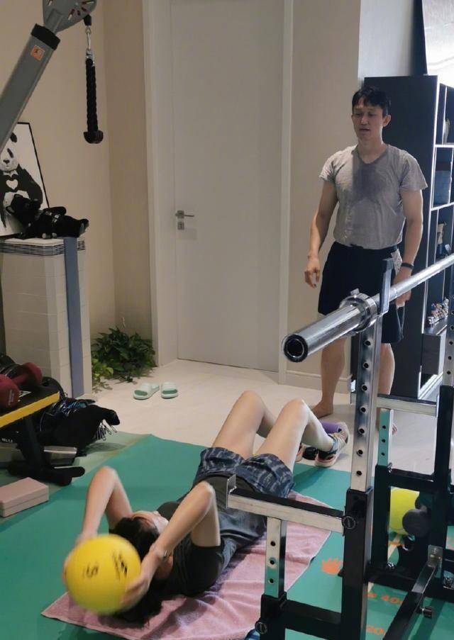 惠若琪带老公健身挥汗如雨想要按秒收费_杨臻博_带着_陪练
