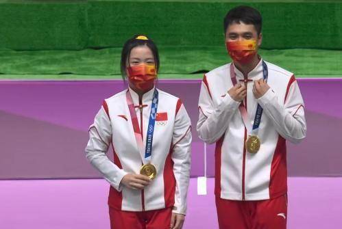 杨倩杨皓然互相戴上金牌,笑容自信,00后第一个多金王_时刻_荣耀_奥运