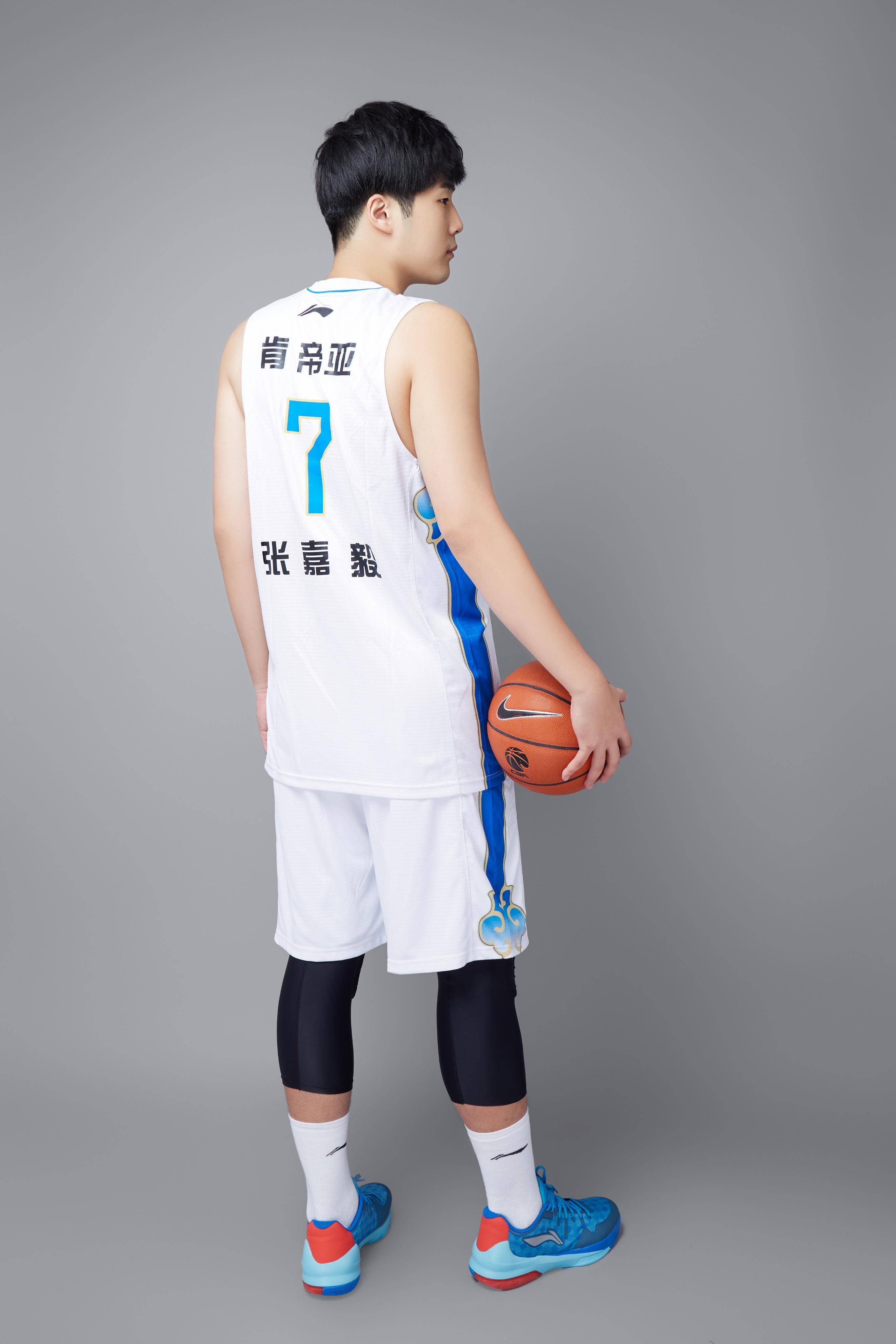 16年cba选秀大会,第十顺位来自青岛的中锋张嘉毅_肯帝_江苏