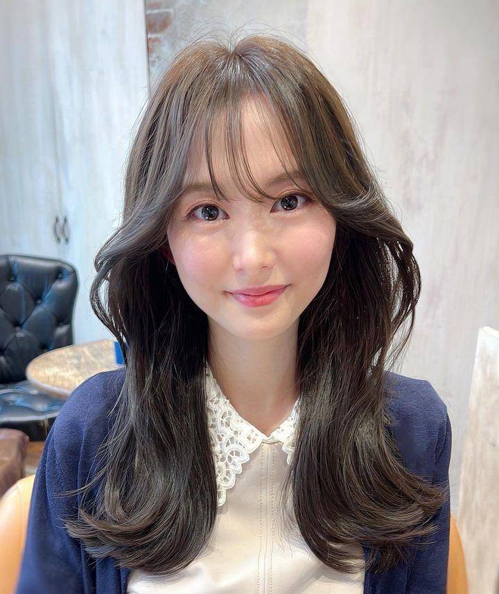 这是一种有刘海的发型,长度一般在眉毛上方或眉毛上,可以遮住额头