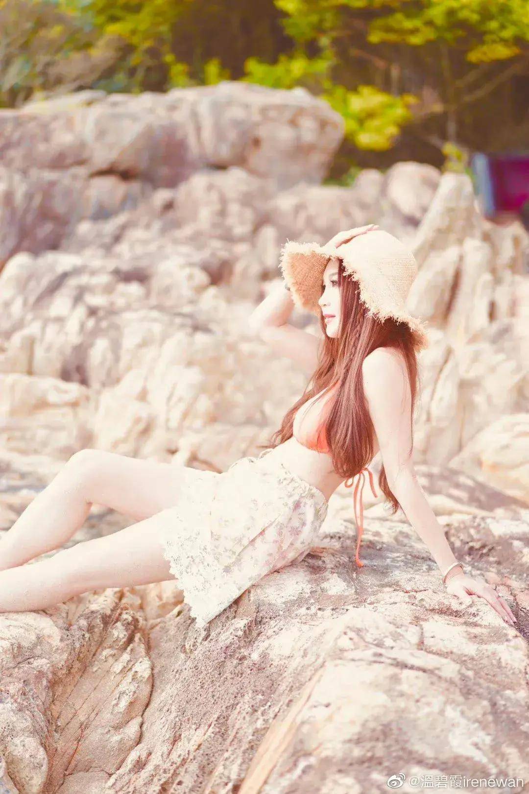 56岁温碧霞展现惊人身材,沙滩比基尼照片风韵犹存_生活_笑容_魅力