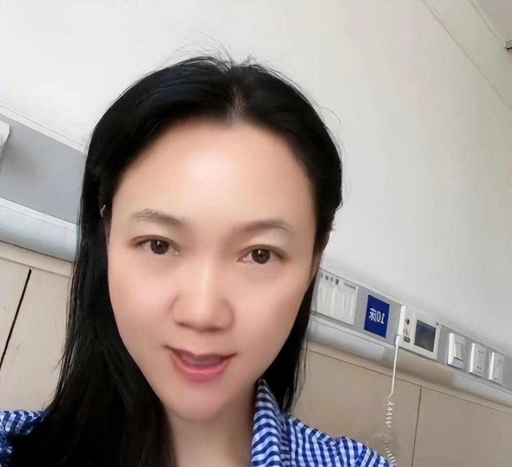 主持人周群近况曝光,站在公园里跳舞,此前切肠息肉_老公_精神_身后