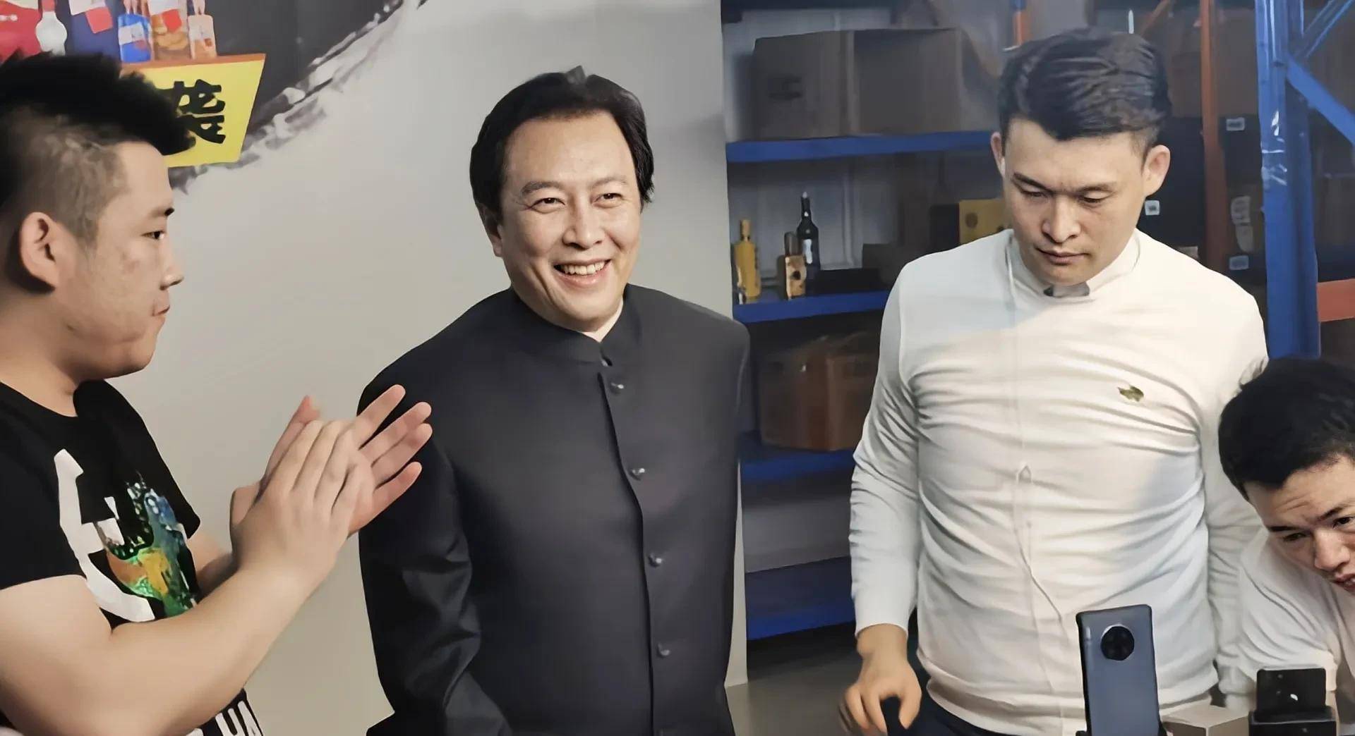 唐国强现身某活动,被《甄嬛传》中女演员挽手合影,一脸不情愿_影响