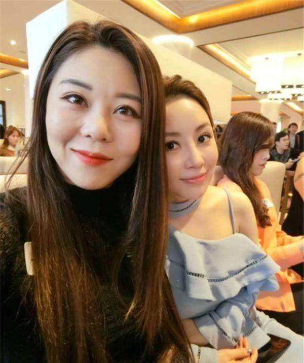 躲在韩国第一台球美女身后合影,球迷:显得脸小!_天后_金佳映_妹子