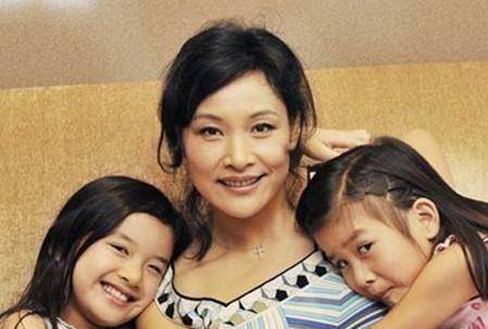 亲生女儿哈佛毕业陈冲兴奋发文,弃养双胞胎17年再未见被网友质疑_孩子