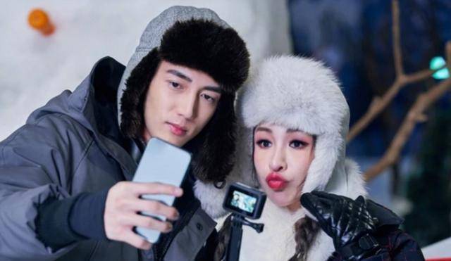 萧亚轩与小16岁男友高调秀恩爱,黄皓从身后紧搂女友画面甜到齁_节目