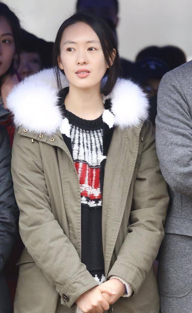 童瑶虽然已经33岁了,但娃娃脸看起来还是很年轻,再加上皮肤很好,就算