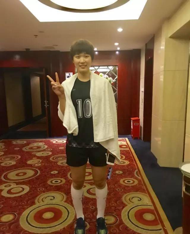 王梦洁正年轻不用跳不用拦网也不会踩脚所以不用担心她受伤_自由人