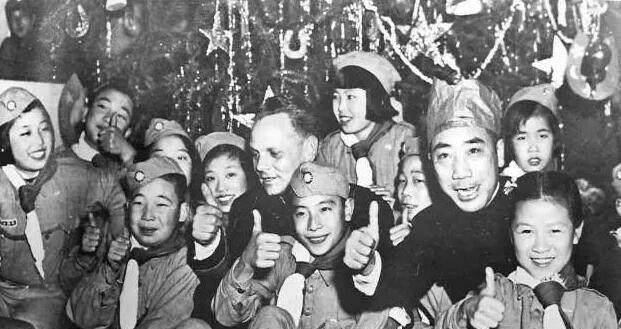 1945年圣诞,戴笠同立人小学学生一起过圣诞节.1950年,朝鲜碧潼战俘营.