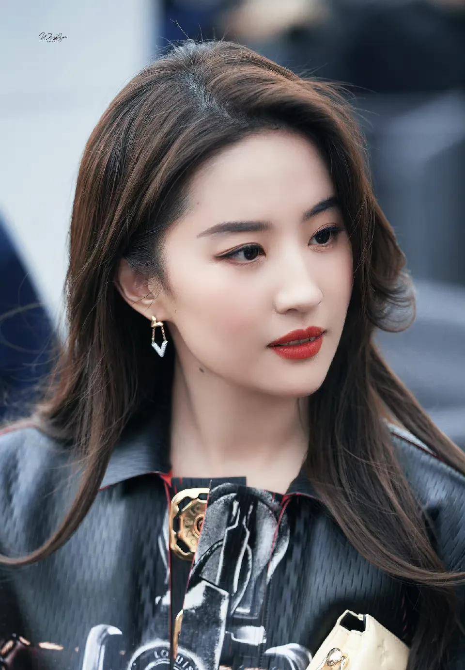 刘亦菲巴黎时装周:与谷爱凌同框,后置摄像头自拍太可爱了_网友_品牌