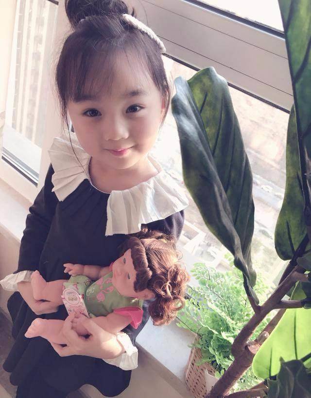 小泡芙掀起刘海露脑门儿,小山竹稀疏刘海丸子头,小小春要哭了?