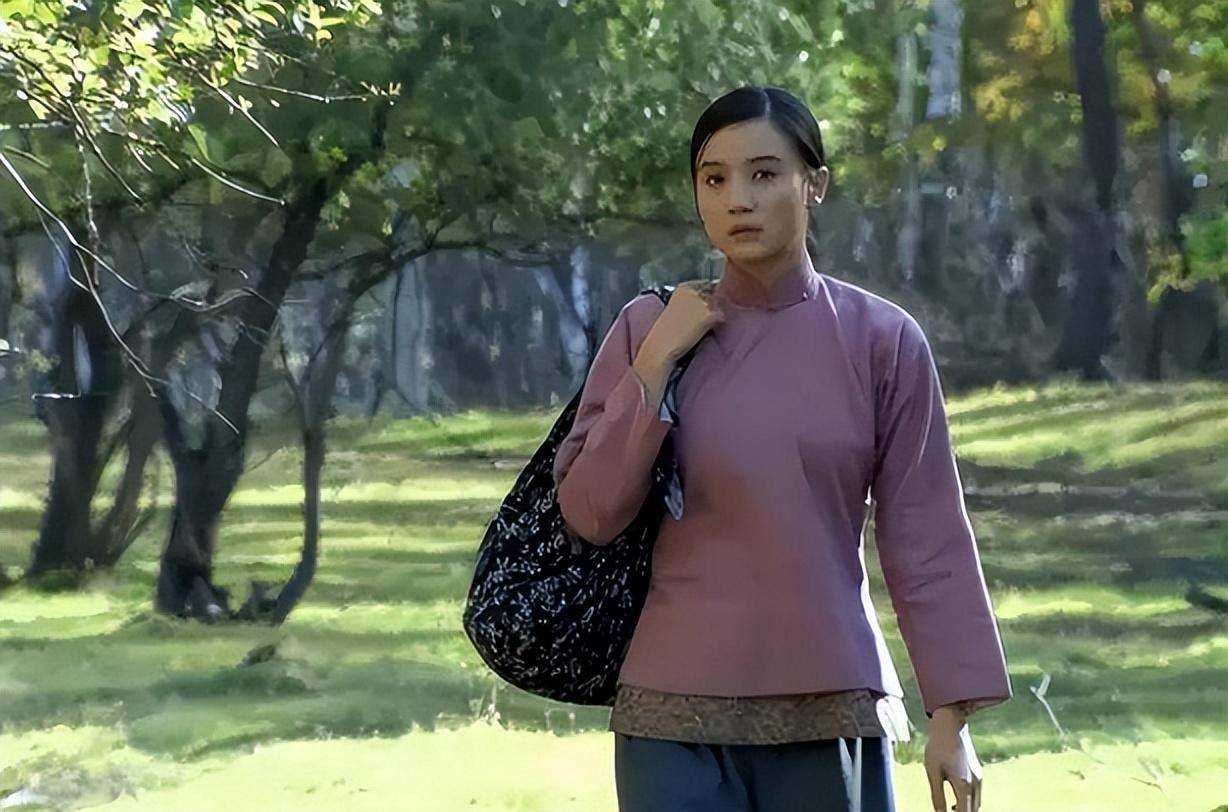 鲜儿输给格格那文,难道全因其身份所致?恋爱脑才是她惨败的真相_爱情_