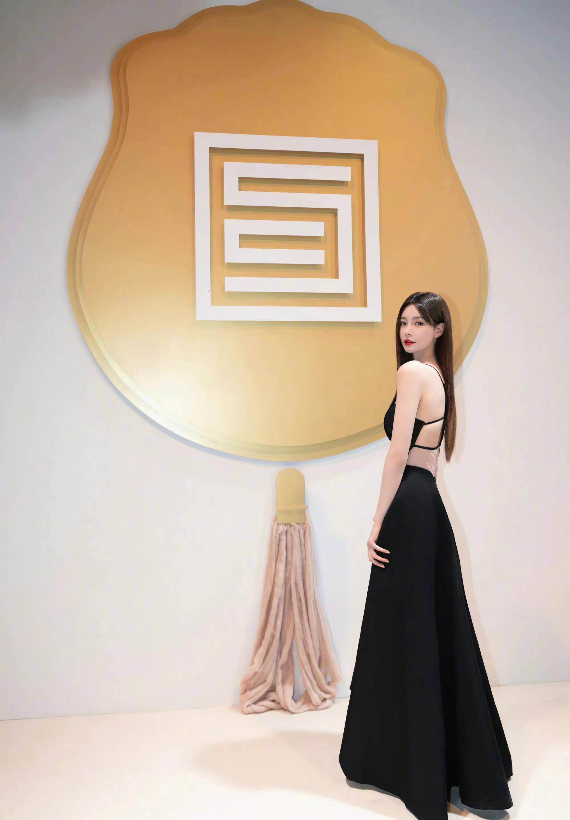 看沈梦辰时装周前排秀一身黑色吊带裙,简约又时尚!_造型_好身材_经典