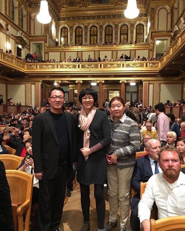 郎平在豪宅为老公做早餐!