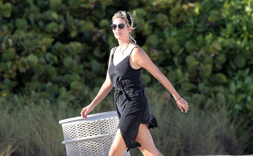 伊万卡和儿子在海边玩球,穿开叉裙秀长腿,一条丝巾让她美出天际_孩子