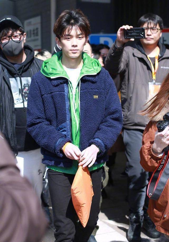 同穿burberry绿色冲锋衣,吴磊帅气亮眼,周冬雨好像穿了姐姐衣服_显得