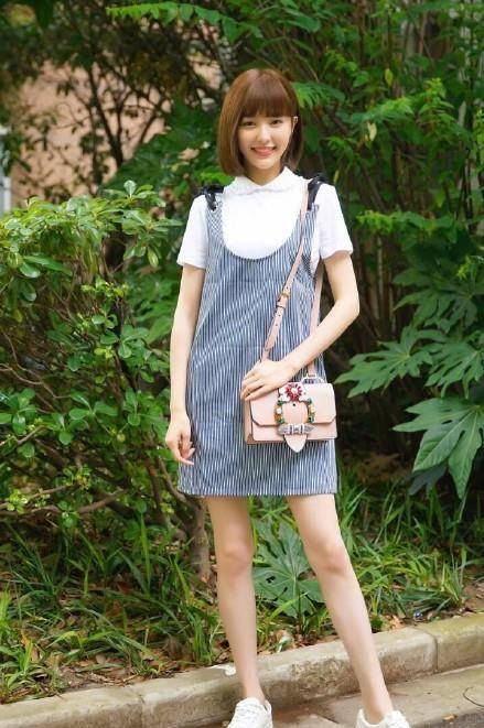 唐嫣清新背带裙似18少女,angelababy产后开工机场照,活力四射!