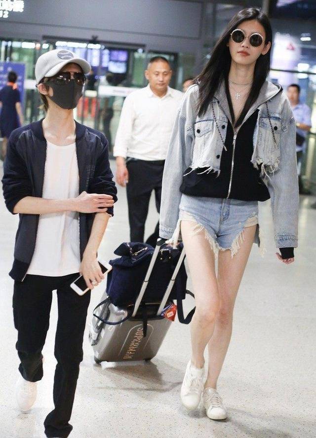 奚梦瑶穿热裤现身秀美腿,和郭敬明同框热聊,遭网友嘲讽很心机_休闲