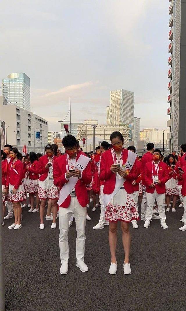 朱婷当旗手很紧张,拉着赵帅查举旗动作,名记冬日娜发话_中国_代表团