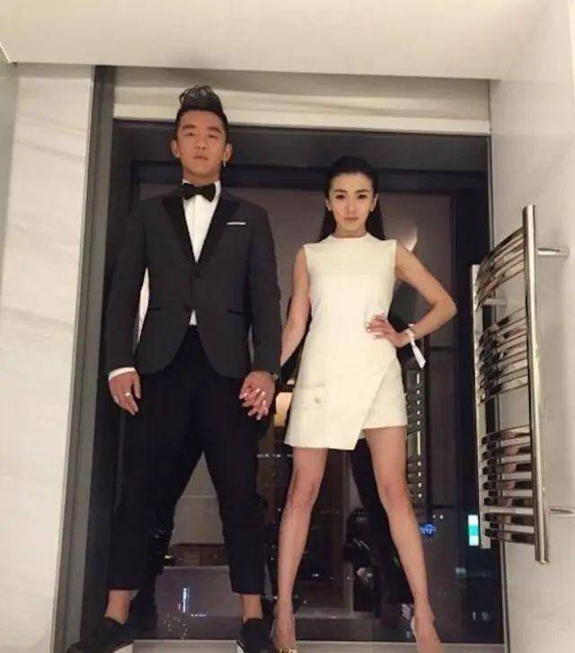 郑恺低调为苗苗庆生,一个蛋糕8个寿桃,一家人简单又温馨_程晓玥