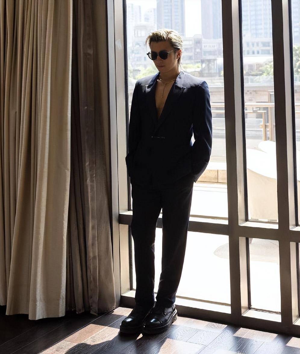 谢霆锋现身上海,身穿超帅背心三件套,真的很帅!_活动_穿着_墨镜