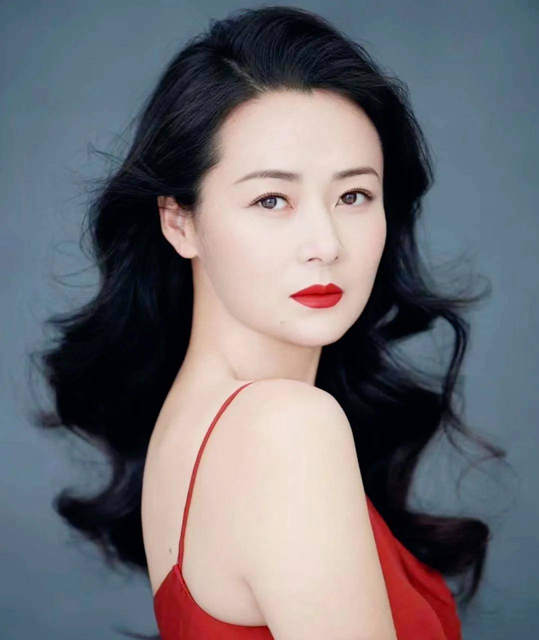 曾凭《现场铁证》出圈,49岁的她有夫有儿有公司_天晴_王岚_母亲