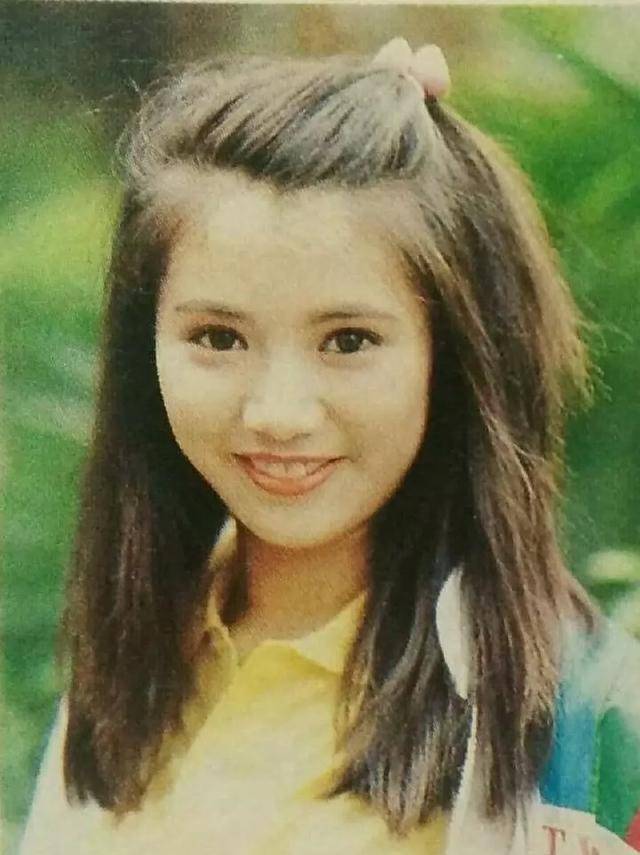 王祖贤小学时大脸盘眯眯眼朝天鼻,同学一定没想到她长大了那么美